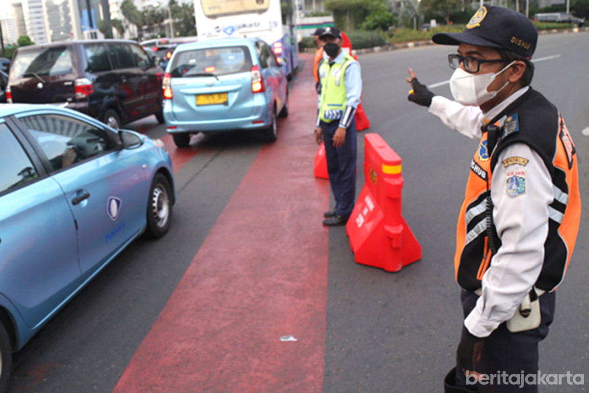 Petugas melakukan pengalihan jalan dan mengatur arus lalin