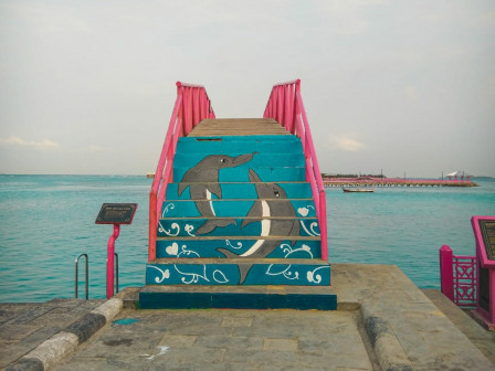 Mural Satwa Laut Hiasi Tangga Jembatan Cinta Pulau Tidung