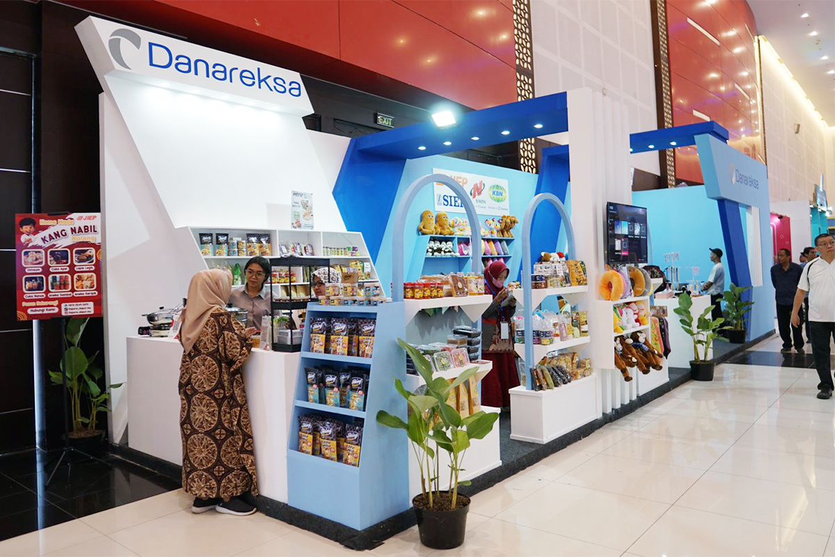 PT JIEP bersama Holding BUMN Danareksa mempromosikan UMKM Mitra Binaan di Jatim Fest 2025