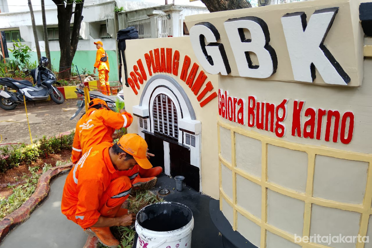 Petugas PPSU sedang membuat miniatur stasiun Kota dan GBK di Pinang Ranti