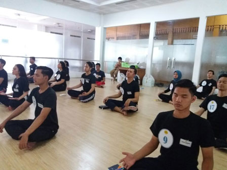  15 Pasang Abnon Jaktim Dilatih Yoga 