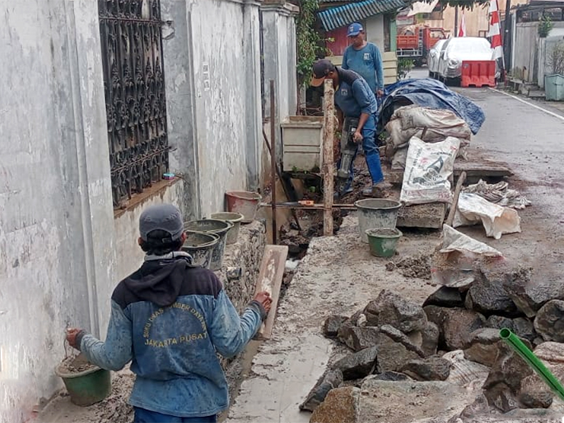  Pasukan Biru SDA Jakpus Normalisasi Dua Saluran Air di Jalan Bengawan