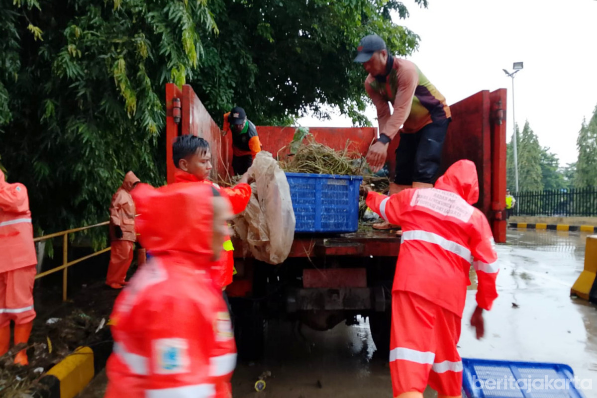 Petugas Gabungan Gelar Kerja Bakti di RW 05 Rawa Terate 