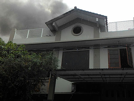 Rumah Mewah Terbakar, Seorang Pekerja Terluka