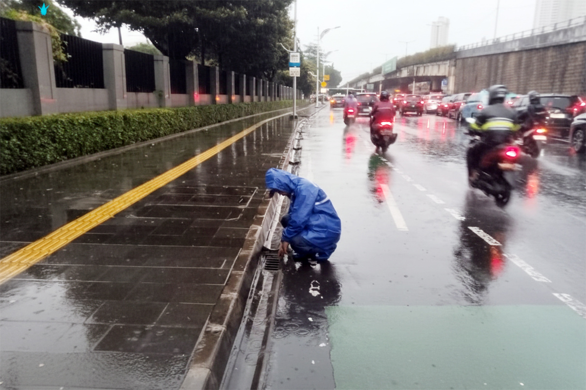 Personel SDA Jakpus membersihkan tali air antisipasi genangan