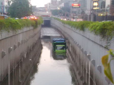 Digenangi Air, Underpass Gandaria City Ditutup
