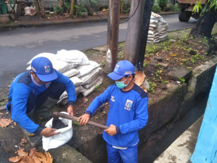 Saluran Sepanjang 100 Meter di Jalan Sakti Dikuras