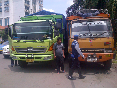 Truk Parkir di Jalan RE. Martadinata Dikeluhkan Pengendara