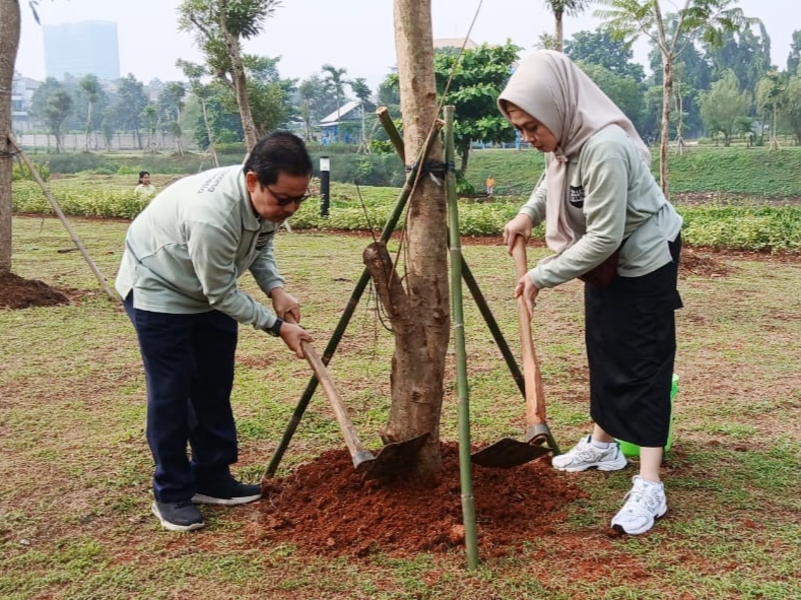 Sudin Tamhut Jaksel Lakukan Penghijauan di Waduk Lebak Bulus