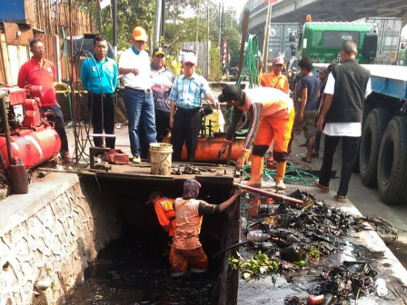  Wali Kota Jakut Tinjau Pengurasan Saluran di Semper Barat 