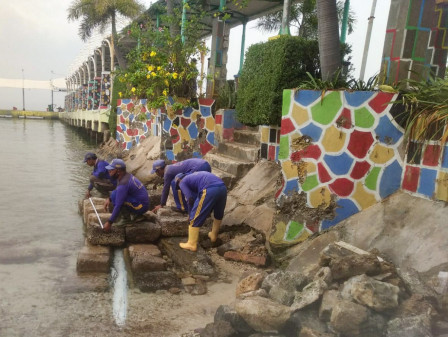 Manhole Taman Arsa Pulau Untung Jawa Dilakukan Perawatan 