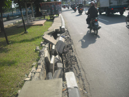 Ratusan Beton Pembatas Jalan Sepanjang Jl Daan Mogot Copot dan Rusak