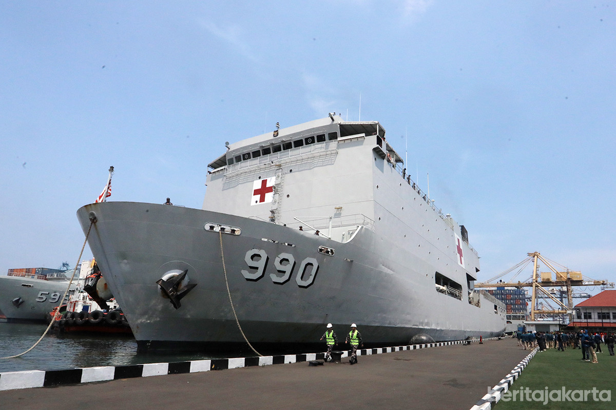 Kapal pengangkut bantuan kemanusiaan bagi korban bencana di Pulau Sumatra