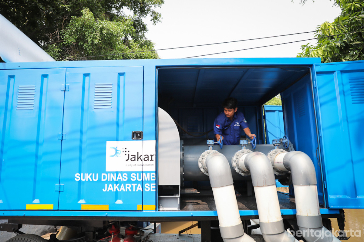 Petugas SDA mengecek kondisi pompa banjir