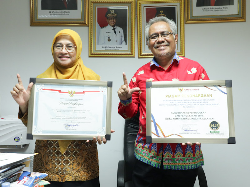 https://multimedia.beritajakarta.id/photo/2014_508c75c8507a2ae5223dfd2faeb98122/Sudin Dukcapil Jaksel Dapat Penghargaan Dari Menpan RB dan Ombudsman RI 
