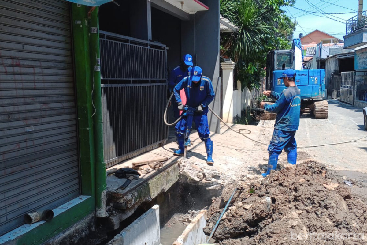 personel pasukan biru revitalisasi saluran air di Jalan belly