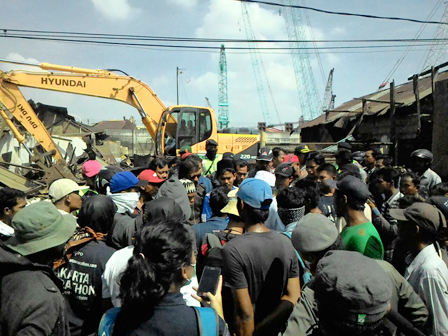 Penertiban Bangunan Liar di Jl Cacing Ricuh