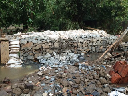 Pemasangan Bronjong di Kompleks Perdatam Terkendala Fluktuasi Air Kali Pesanggrahan