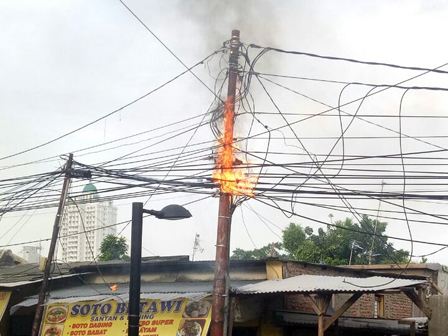 Kabel Listrik di Jl Jatibaru Tanah Abang Terbakar