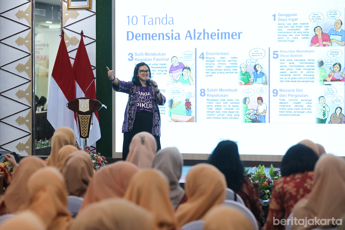 Pembicara dari Yayasan ALZI, Imelda Theresia menyampaikan paparan terkait demensia