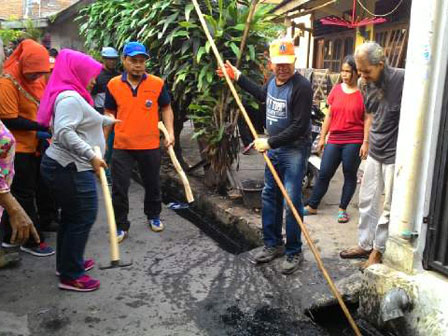 150 Petugas Gabungan Bersihkan Saluran Air di Kayumanis 