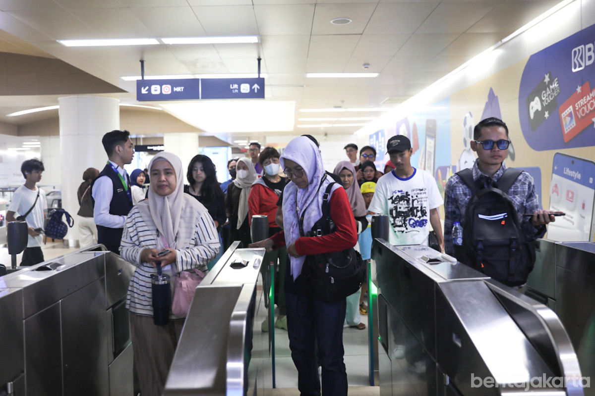 https://multimedia.beritajakarta.id/photo/2014_508c75c8507a2ae5223dfd2faeb98122/Penumpang melakukan tap out di Stasiun MRT Dukuh Atas