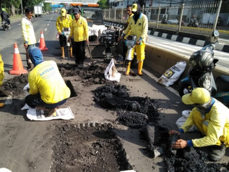 Sudin Bina Marga Jakpus Perbaiki Jalan Gunung Sahari 