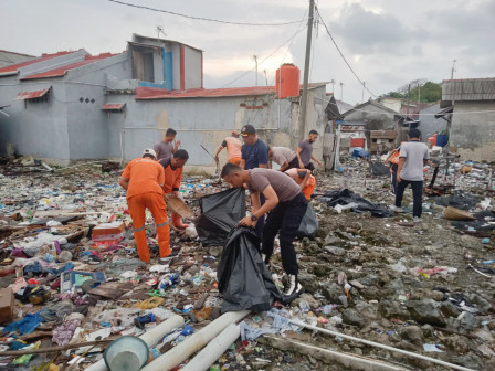 Jumat Bersih di Pulau Kelapa Angkut 300 Kilogram Sampah 