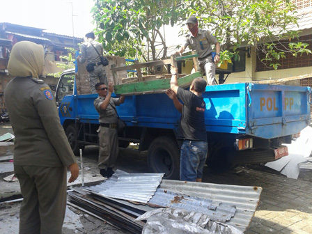        Tujuh Bangunan Liar di Sumur Batu di Tertibkan