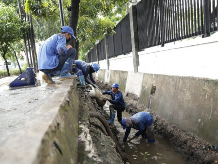 Sinergi dengan Pemerintah Pusat, Pj. Gubernur Heru Terapkan Strategi Pengendalian Banjir 