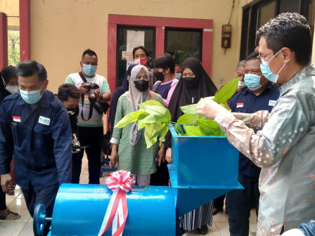 Dua RW di Cipinang Melayu Terima Bantuan Mesin Pencacah Sampah