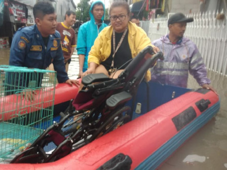 Evakuasi Korban Banjir, Sudin Gulkarmat Jaktim Turunkan 14 Perahu Karet