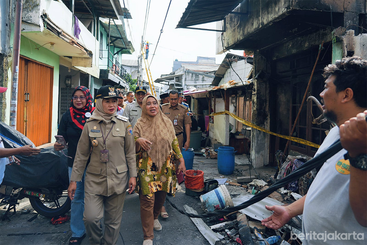 Iin Mutmainnah saat mengunjungi lokasi kebakaran di Kelurahan Wijaya Kusuma