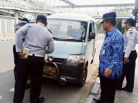  Petugas Gabungan Sterilisasi Jalur Sepeda di Jaktim