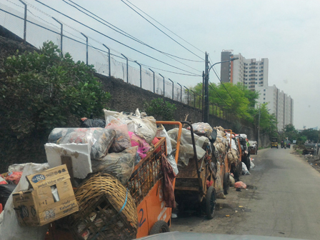 Warga RW 01 Kelurahan Kedoya Utara Keluhkan Gerobak Sampah di Jl Inspeksi Kali Sekretaris
