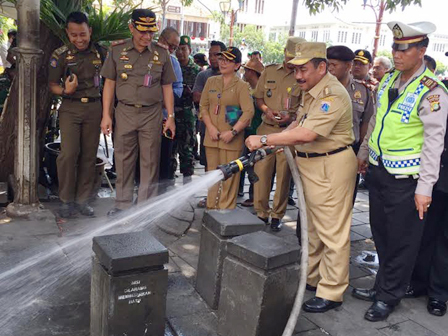 Puluhan Petugas Dikerhakan Bersihkan Kawasan Kota Tua