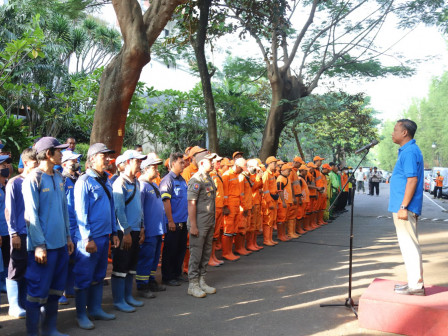  250 Personel Gabungan Apel Grebek Lumpur di Kali Krukut 