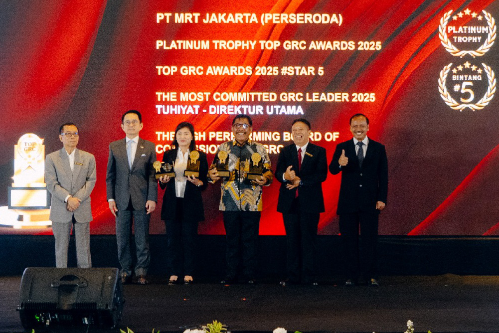 Direksi MRT menerima penghargaan di ajang TOP GRC Awards 2025