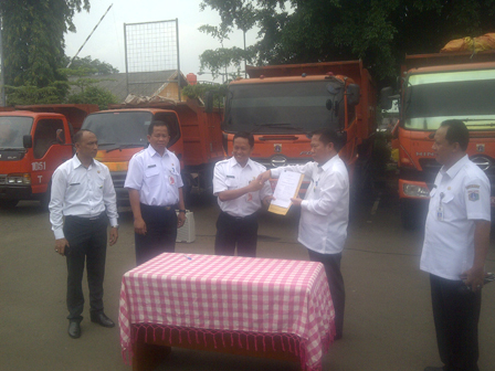  Jajaran Satnarkoba menuju tempat pemasangan Banner 