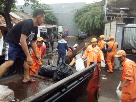  40 PPSU Tangani Pasca Genangan di Kelurahan Tengah