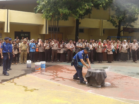  Guru dan Kepsek Di Jaksel Dibekali Pemadaman Kebakaran