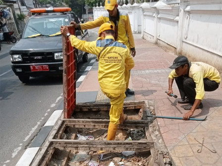  Perbaikan Manhole Trotoar di Jalan Moh Kahfi II Rampung