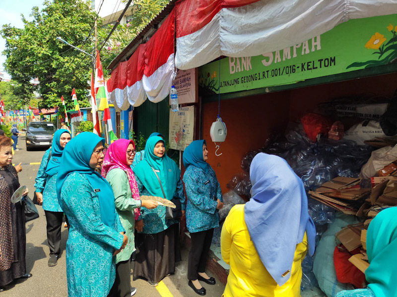 Tim Verlap Lomba PKK DKI Sambangi Kelurahan Tomang 