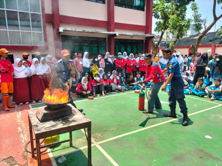 Warga dan Pelajar Ikuti Sosialisasi Pencegahan Kebakaran di SDN Balekambang 01 
