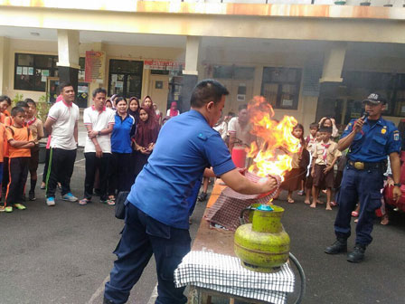 Sosialisasi Penanggulangan Kebakaran Digelar di SDN 03 Sumur Batu 