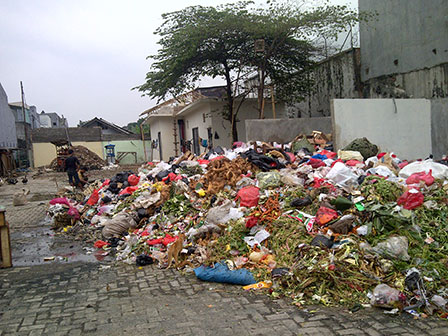 Jarang Diangkut, Sampah di Pasar Enjo menumpuk