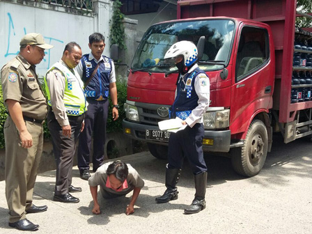 Menolak Ditertibkan, Supir Truk Dihukum Push Up