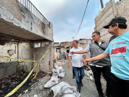 Ketua DPRD DKI Berikan Bantuan Warga Kebakaran di Cikini