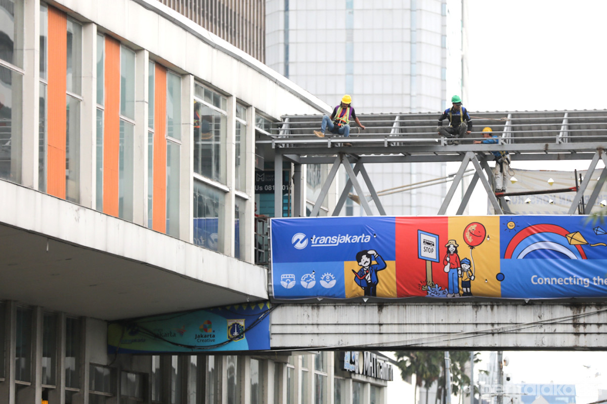 Sejumlah pekerja mengerjakan pembangunan kembali JPO Sarinah