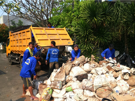 Ribuan Karung Lumpur di PHB Alfa Indah Diangkut